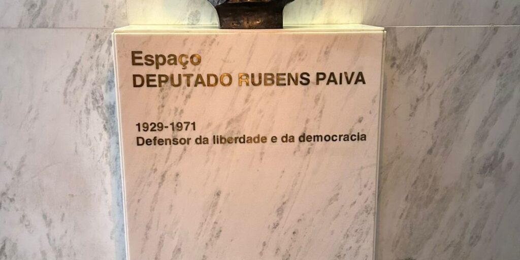 ato-contra-pl-da-anistia-e-realizado-em-frente-a-busto-de-rubens-paiva