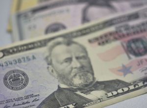 dolar-cai-para-r$-5,66-apos-copom-e-acordo-entre-eua-e-reino-unido